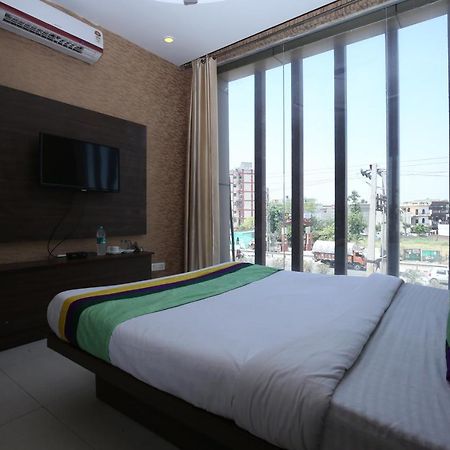 Hotel Pearl Grand & Banquet Zirakpur Exterior foto